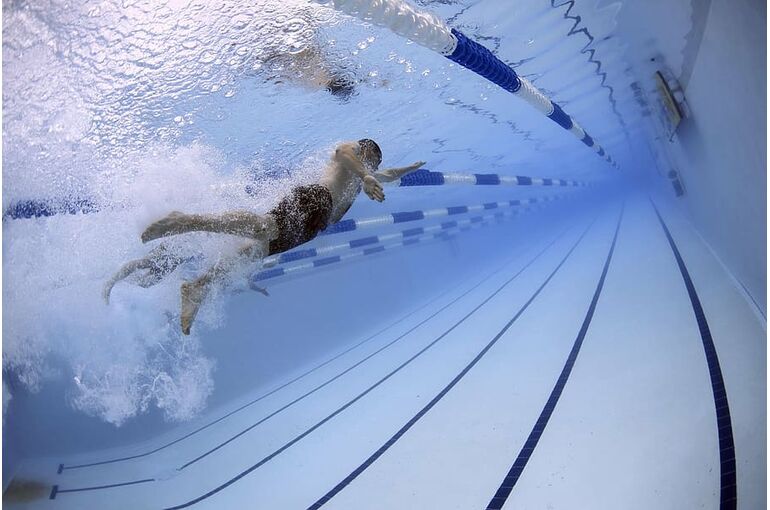 swimmers-swimming-race-competition
