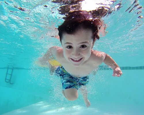 kid-swim-pool-underwater