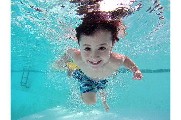 kid-swim-pool-underwater