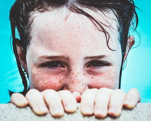girl-swimming-on-pool