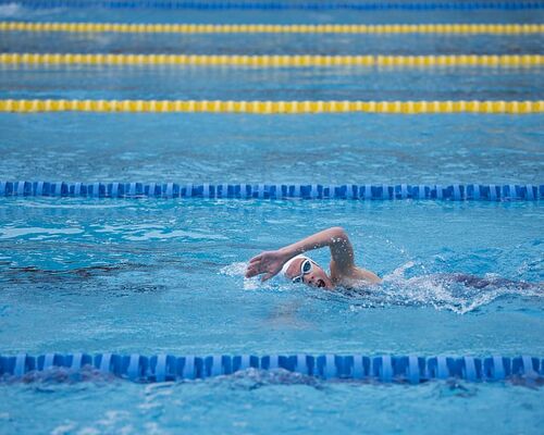 woman-swimming-on-pool