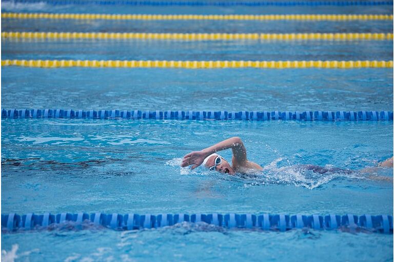 woman-swimming-on-pool
